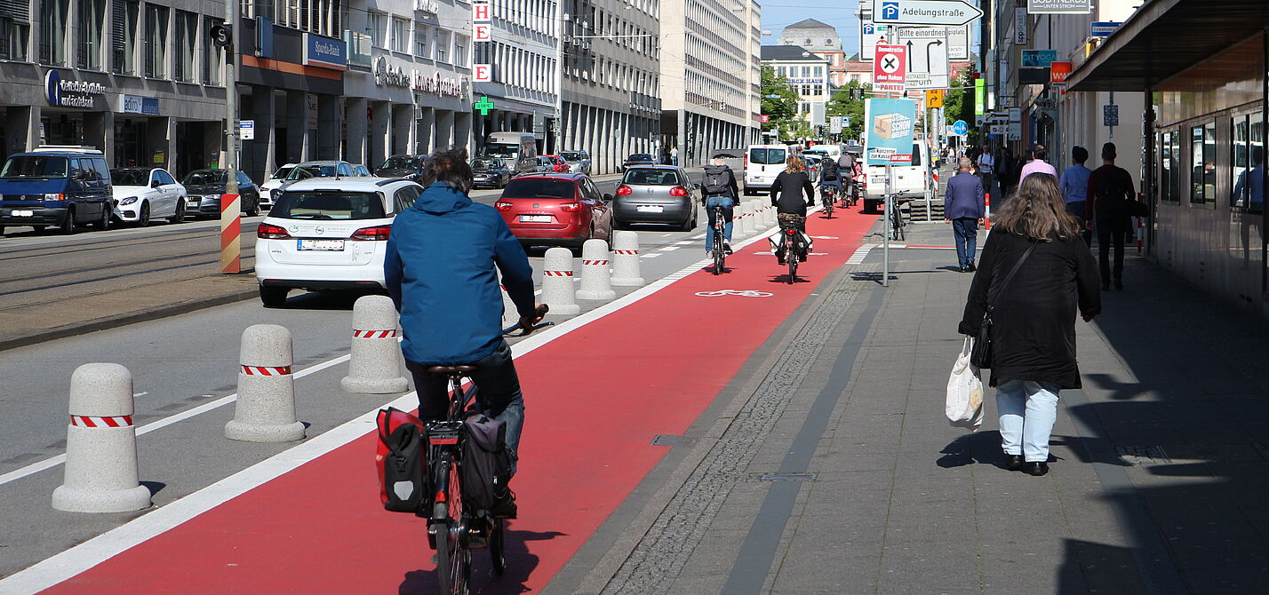 Geschützter Radfahrstreifen in Darmstadt Rheinstraße.. Geschützter Radfahrstreifen in Darmstadt Rheinstraße.