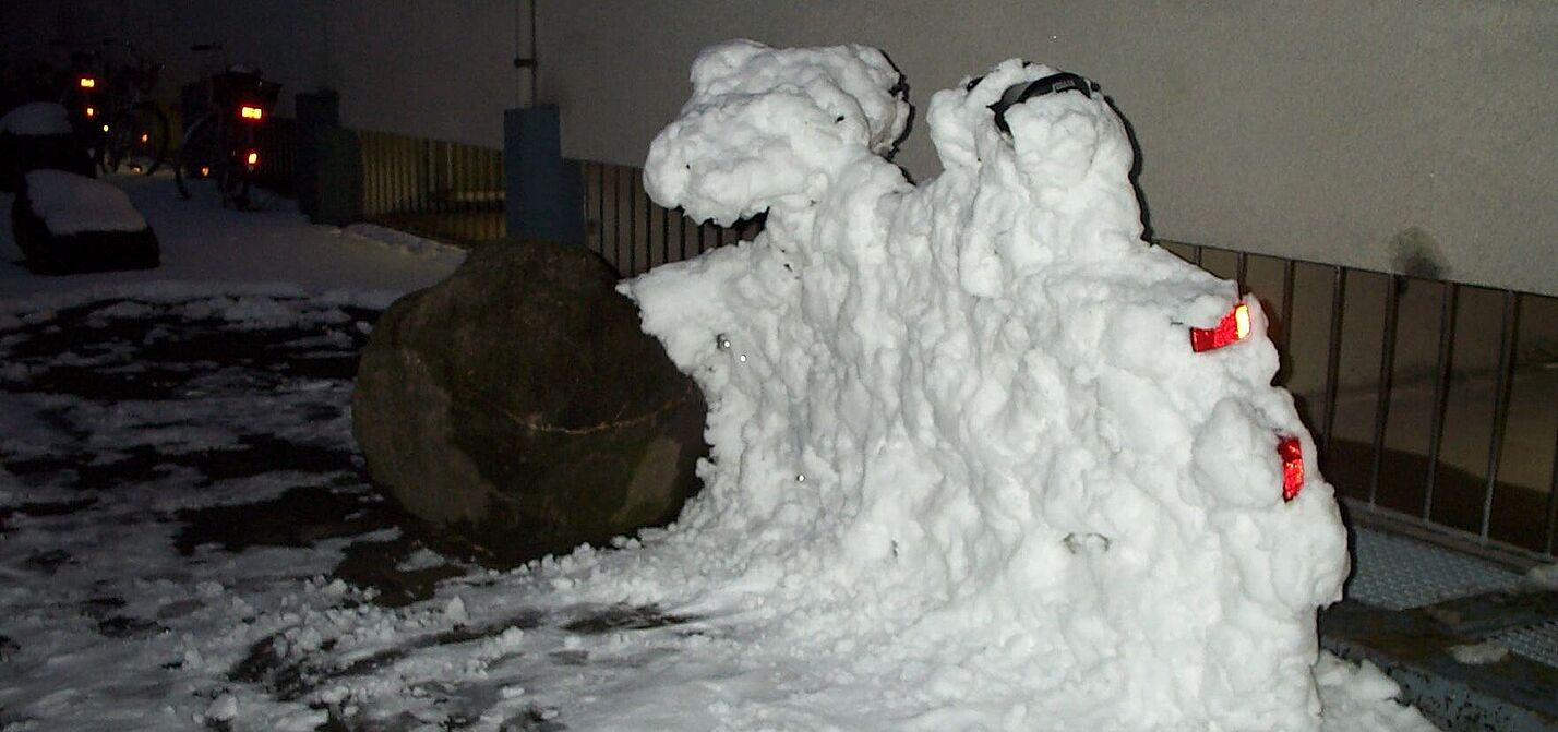 Eingeschneites Fahrrad