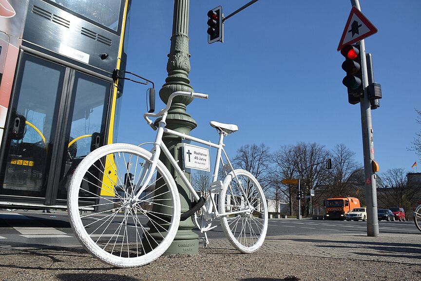 In vielen Städten erinnern weiße Geisterräder an getötete Radfahrer Geisterrad erinnert an Unfallopfer